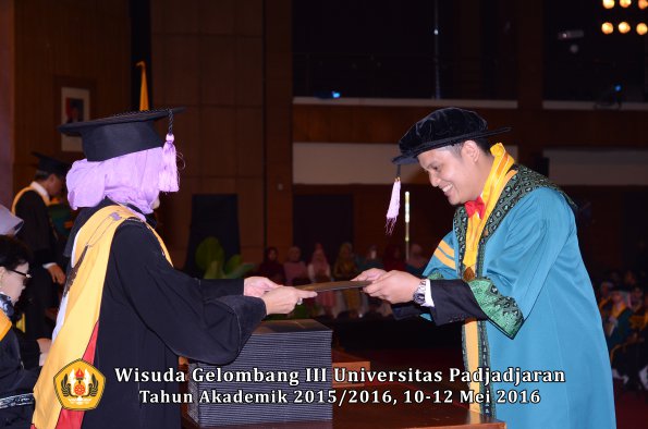 Wisuda Unpad Gel III TA 2015_2016 Fakultas Kedokteran Gigi oleh Dekan  004
