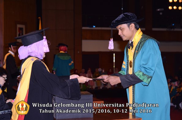 Wisuda Unpad Gel III TA 2015_2016 Fakultas Kedokteran Gigi oleh Dekan  008