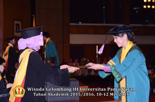 Wisuda Unpad Gel III TA 2015_2016 Fakultas Kedokteran Gigi oleh Dekan  009