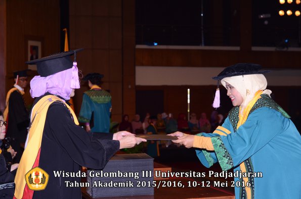 Wisuda Unpad Gel III TA 2015_2016 Fakultas Kedokteran Gigi oleh Dekan  010
