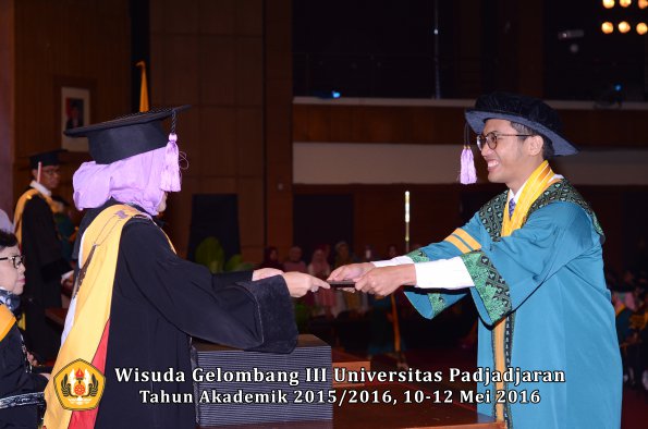 Wisuda Unpad Gel III TA 2015_2016 Fakultas Kedokteran Gigi oleh Dekan  012