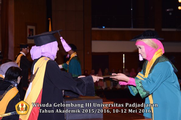 Wisuda Unpad Gel III TA 2015_2016 Fakultas Kedokteran Gigi oleh Dekan  015
