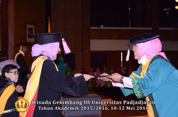 Wisuda Unpad Gel III TA 2015_2016 Fakultas Kedokteran Gigi oleh Dekan  016