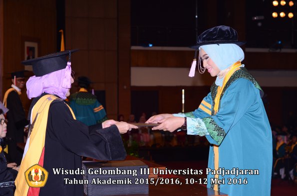 Wisuda Unpad Gel III TA 2015_2016 Fakultas Kedokteran Gigi oleh Dekan  018