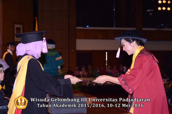 Wisuda Unpad Gel III TA 2015_2016 Fakultas Kedokteran Gigi oleh Dekan  019