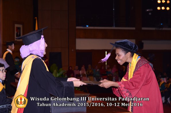 Wisuda Unpad Gel III TA 2015_2016 Fakultas Kedokteran Gigi oleh Dekan  020