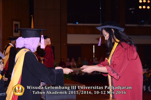 Wisuda Unpad Gel III TA 2015_2016 Fakultas Kedokteran Gigi oleh Dekan  023