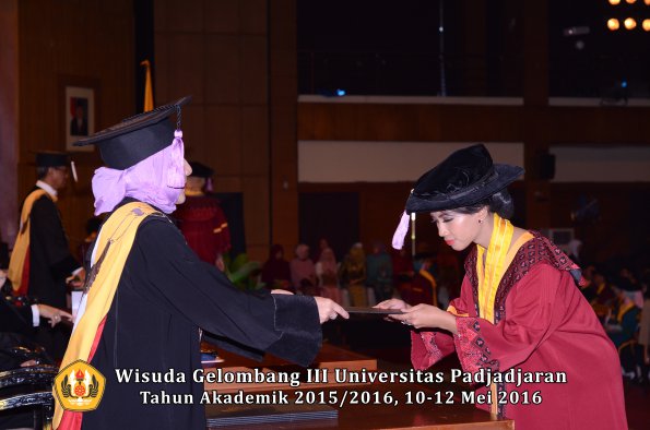 Wisuda Unpad Gel III TA 2015_2016 Fakultas Kedokteran Gigi oleh Dekan  046