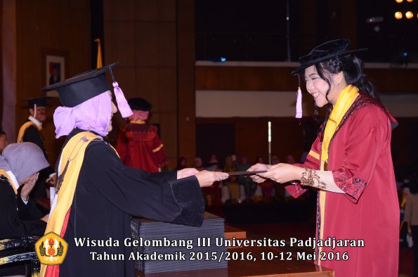 Wisuda Unpad Gel III TA 2015_2016 Fakultas Kedokteran Gigi oleh Dekan  052