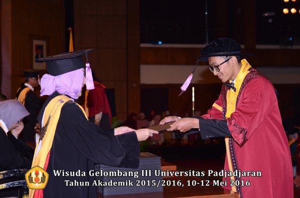 Wisuda Unpad Gel III TA 2015_2016 Fakultas Kedokteran Gigi oleh Dekan  053