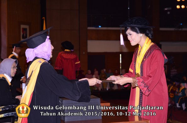 Wisuda Unpad Gel III TA 2015_2016 Fakultas Kedokteran Gigi oleh Dekan  054