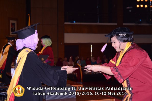 Wisuda Unpad Gel III TA 2015_2016 Fakultas Kedokteran Gigi oleh Dekan  066