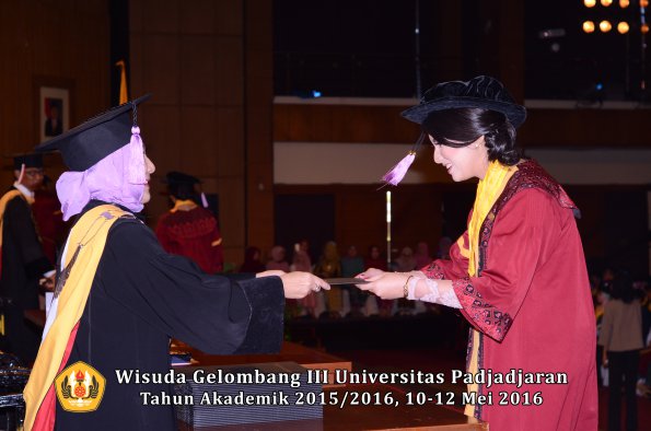 Wisuda Unpad Gel III TA 2015_2016 Fakultas Kedokteran Gigi oleh Dekan  068