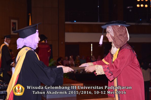 Wisuda Unpad Gel III TA 2015_2016 Fakultas Kedokteran Gigi oleh Dekan  069