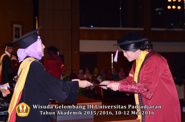 Wisuda Unpad Gel III TA 2015_2016 Fakultas Kedokteran Gigi oleh Dekan  073
