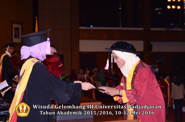 Wisuda Unpad Gel III TA 2015_2016 Fakultas Kedokteran Gigi oleh Dekan  077
