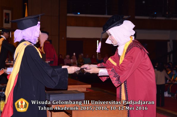 Wisuda Unpad Gel III TA 2015_2016 Fakultas Kedokteran Gigi oleh Dekan  080