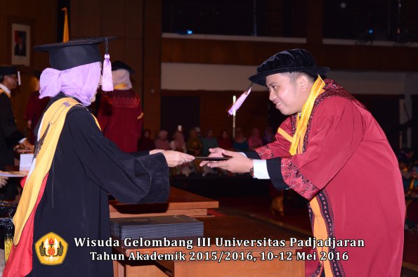 Wisuda Unpad Gel III TA 2015_2016 Fakultas Kedokteran Gigi oleh Dekan  081