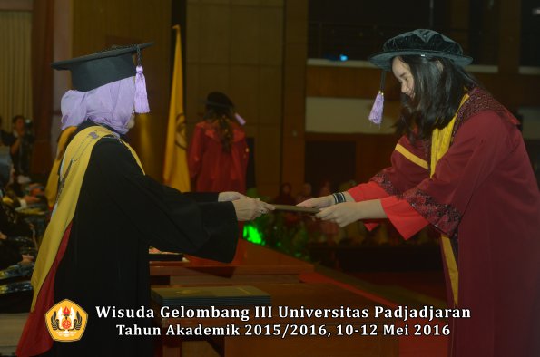 Wisuda Unpad Gel III TA 2015_2016 Fakultas Kedokteran Gigi oleh Dekan  086