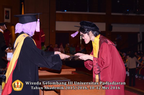 Wisuda Unpad Gel III TA 2015_2016 Fakultas Kedokteran Gigi oleh Dekan  090