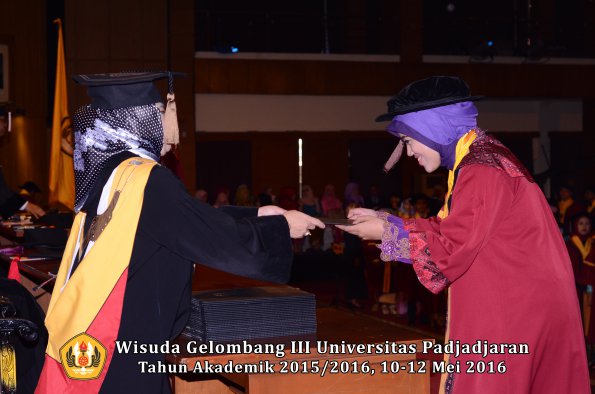 Wisuda Unpad Gel III TA 2015_2016  Fakultas Peternakan oleh Dekan  020