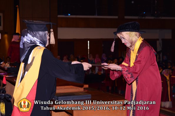 Wisuda Unpad Gel III TA 2015_2016  Fakultas Peternakan oleh Dekan  035