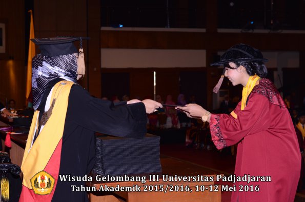 Wisuda Unpad Gel III TA 2015_2016  Fakultas Peternakan oleh Dekan  046