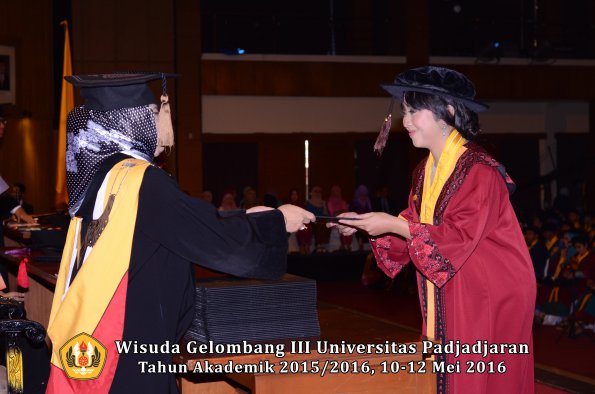 Wisuda Unpad Gel III TA 2015_2016  Fakultas Peternakan oleh Dekan  054
