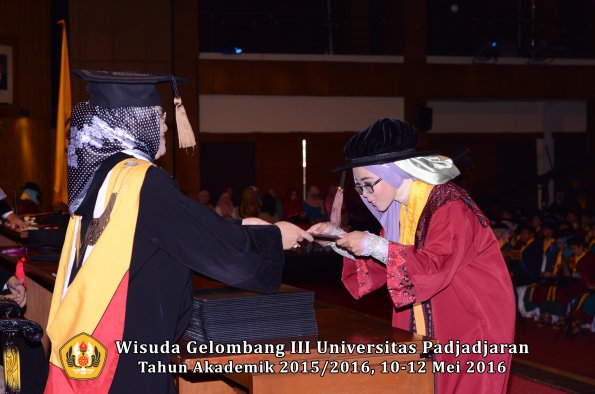 Wisuda Unpad Gel III TA 2015_2016  Fakultas Peternakan oleh Dekan  061