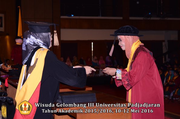 Wisuda Unpad Gel III TA 2015_2016  Fakultas Peternakan oleh Dekan  070