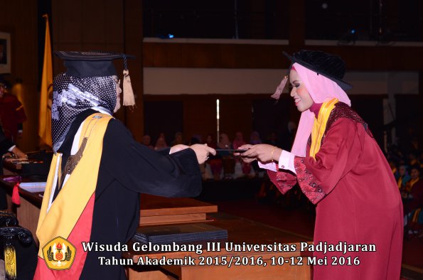 Wisuda Unpad Gel III TA 2015_2016  Fakultas Peternakan oleh Dekan  079