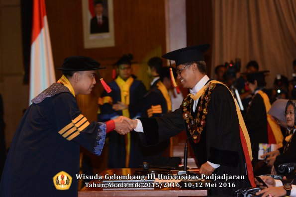 Wisuda Unpad Gel III TA 2015_2016  Fakultas Hukum oleh Rektor 001