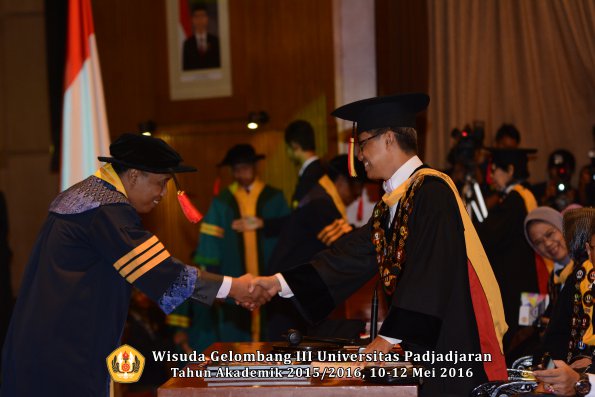 Wisuda Unpad Gel III TA 2015_2016  Fakultas Hukum oleh Rektor 007