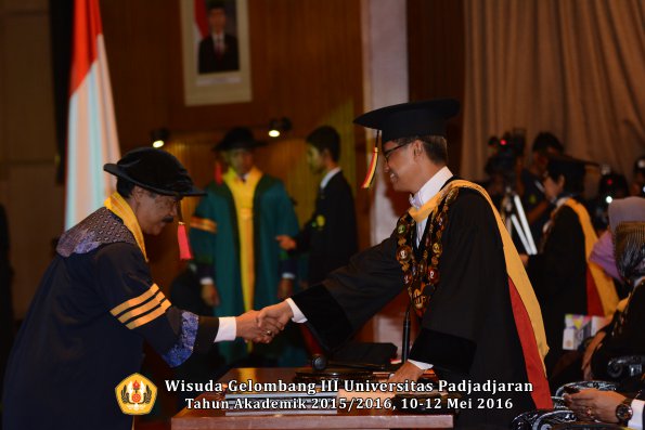 Wisuda Unpad Gel III TA 2015_2016  Fakultas Hukum oleh Rektor 008
