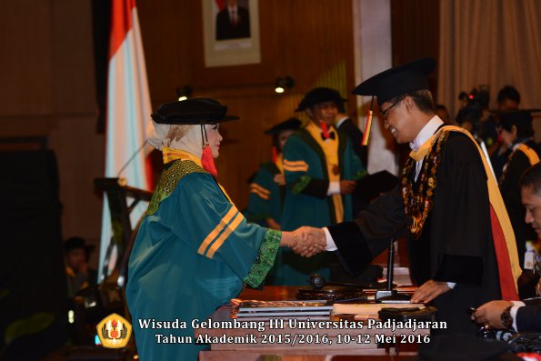 Wisuda Unpad Gel III TA 2015_2016  Fakultas Hukum oleh Rektor 010