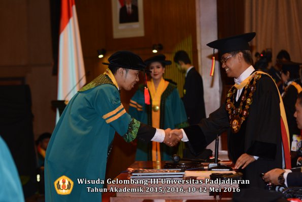 Wisuda Unpad Gel III TA 2015_2016  Fakultas Hukum oleh Rektor 011