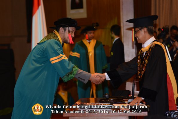 Wisuda Unpad Gel III TA 2015_2016  Fakultas Hukum oleh Rektor 015