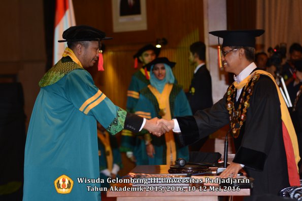 Wisuda Unpad Gel III TA 2015_2016  Fakultas Hukum oleh Rektor 016