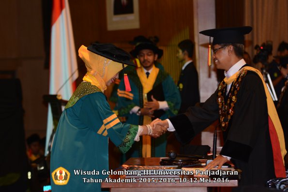 Wisuda Unpad Gel III TA 2015_2016  Fakultas Hukum oleh Rektor 019