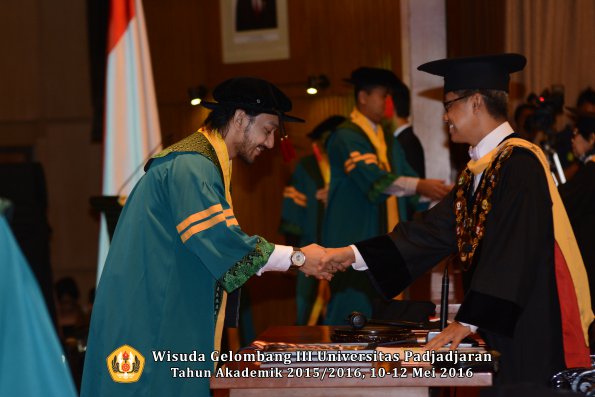 Wisuda Unpad Gel III TA 2015_2016  Fakultas Hukum oleh Rektor 020