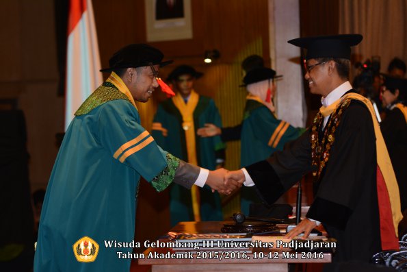 Wisuda Unpad Gel III TA 2015_2016  Fakultas Hukum oleh Rektor 023