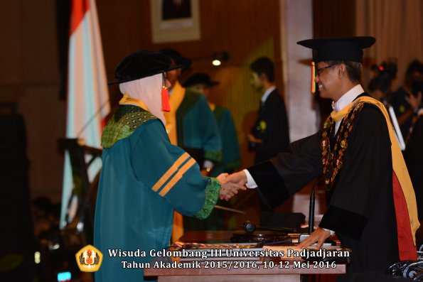 Wisuda Unpad Gel III TA 2015_2016  Fakultas Hukum oleh Rektor 024