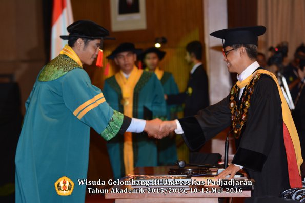 Wisuda Unpad Gel III TA 2015_2016  Fakultas Hukum oleh Rektor 025