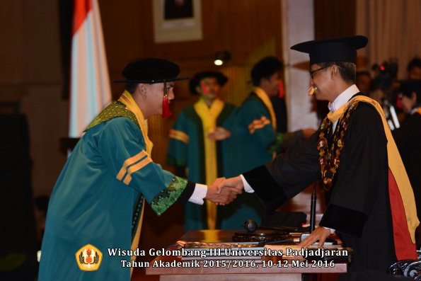 Wisuda Unpad Gel III TA 2015_2016  Fakultas Hukum oleh Rektor 026