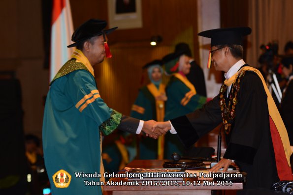 Wisuda Unpad Gel III TA 2015_2016  Fakultas Hukum oleh Rektor 030