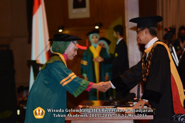 Wisuda Unpad Gel III TA 2015_2016  Fakultas Hukum oleh Rektor 031