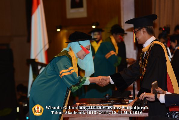 Wisuda Unpad Gel III TA 2015_2016  Fakultas Hukum oleh Rektor 033
