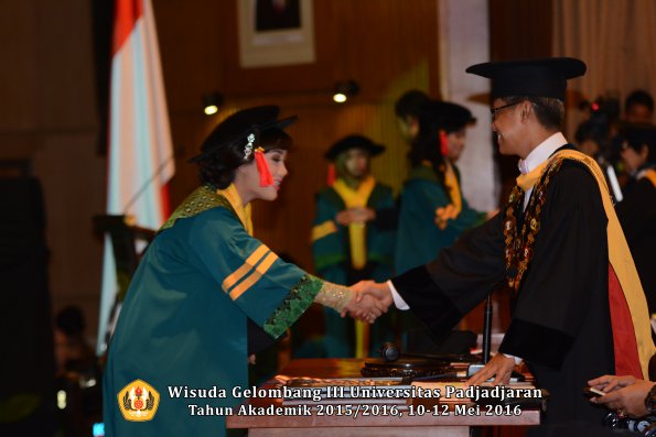 Wisuda Unpad Gel III TA 2015_2016  Fakultas Hukum oleh Rektor 036