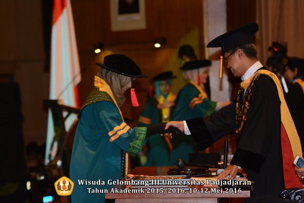 Wisuda Unpad Gel III TA 2015_2016  Fakultas Hukum oleh Rektor 038
