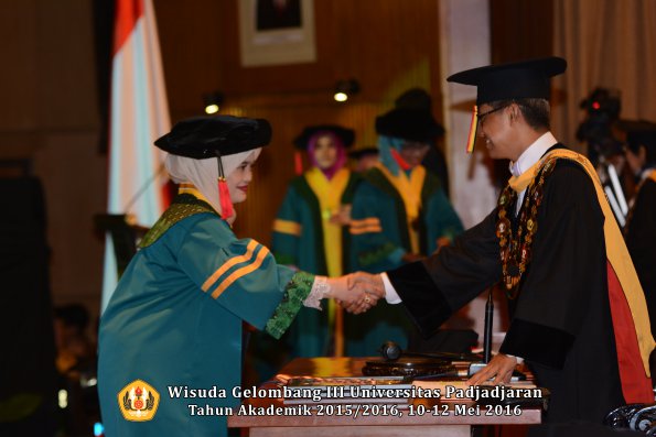 Wisuda Unpad Gel III TA 2015_2016  Fakultas Hukum oleh Rektor 039